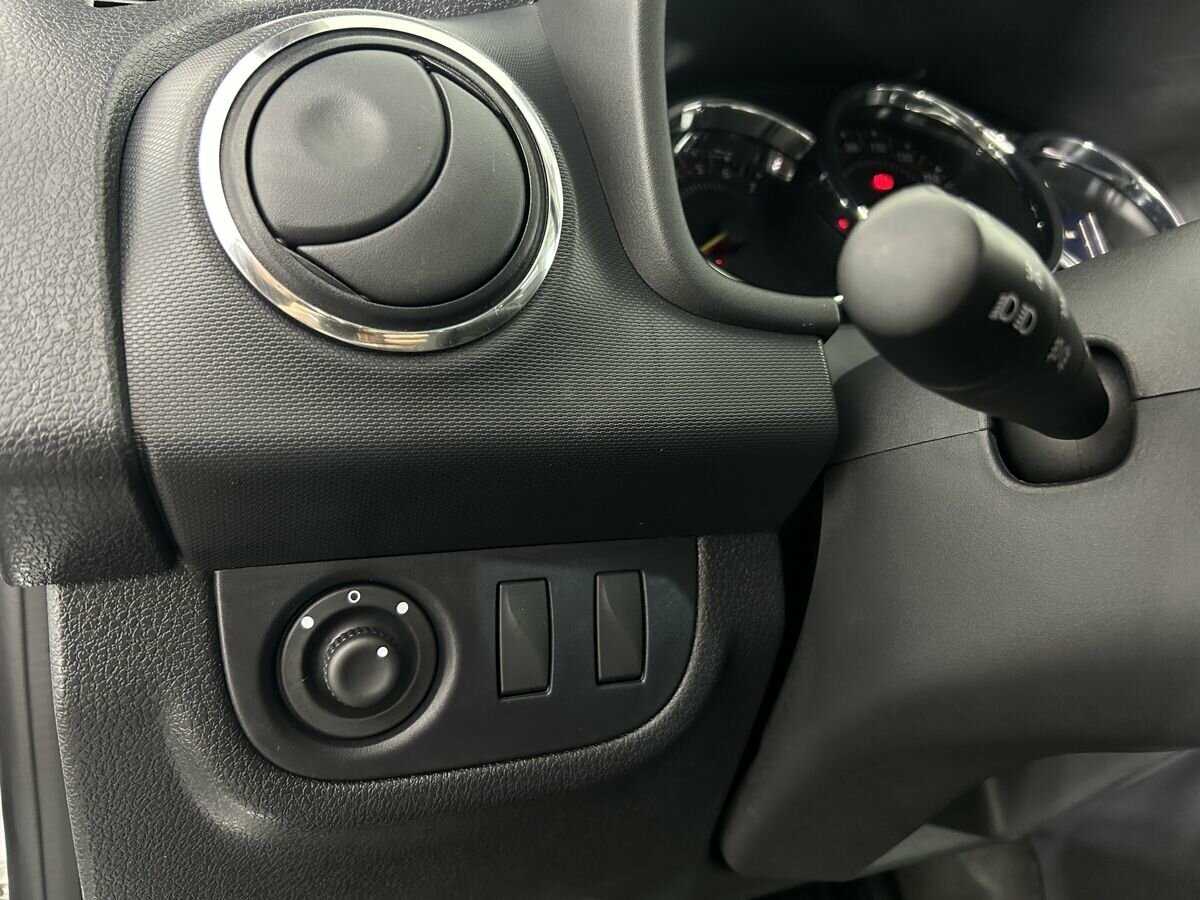 Купить Renault Sandero с пробегом. Фото: #8