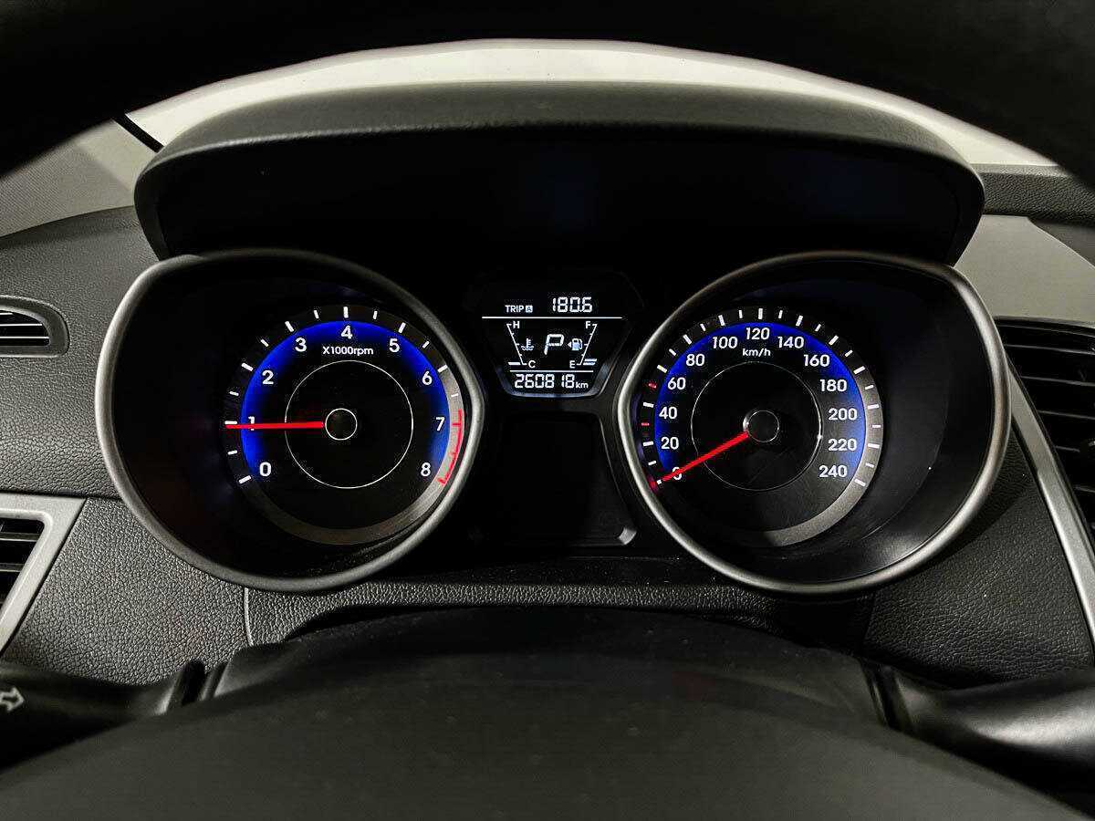 Купить Hyundai Elantra с пробегом. Фото: #10