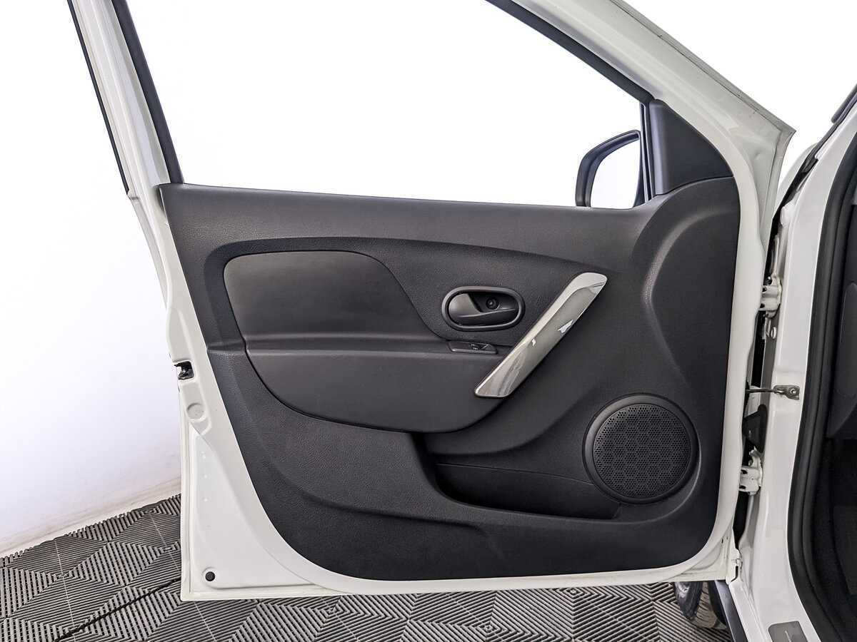 Купить Renault Sandero с пробегом. Фото: #17