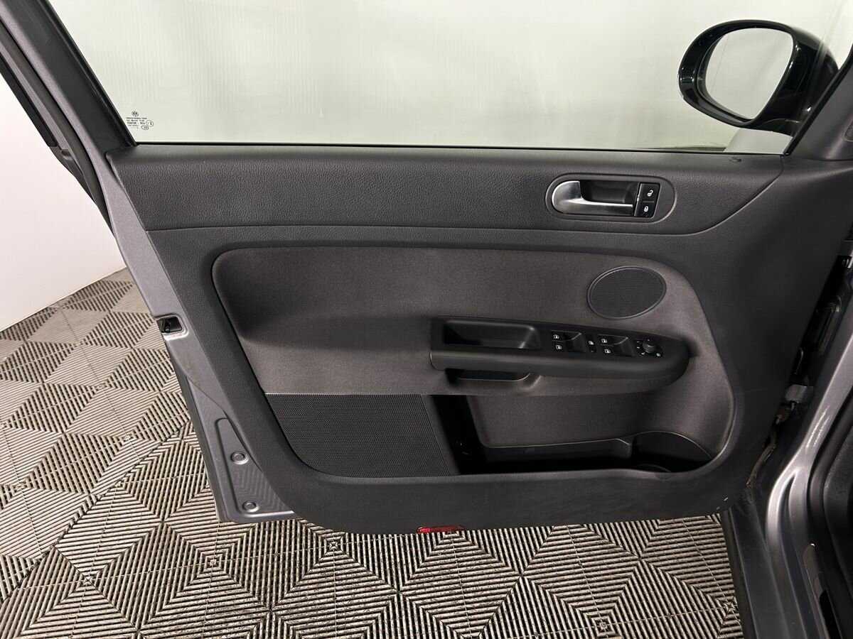 Купить Volkswagen Golf Plus с пробегом. Фото: #6