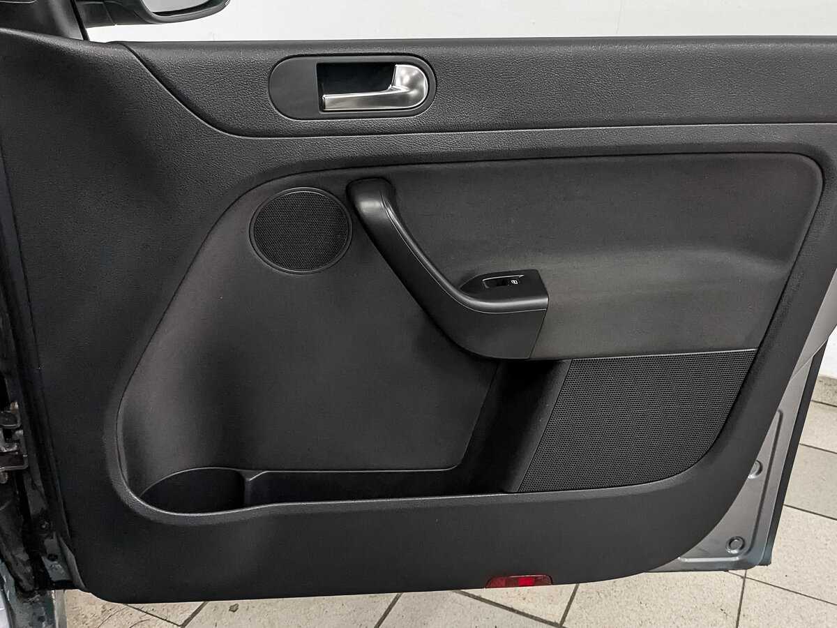 Купить Volkswagen Golf Plus с пробегом. Фото: #23