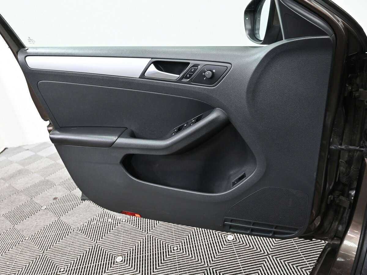 Купить Volkswagen Jetta с пробегом. Фото: #9