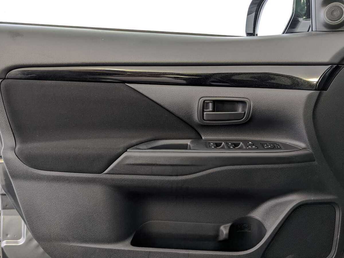 Купить Mitsubishi Outlander с пробегом. Фото: #14