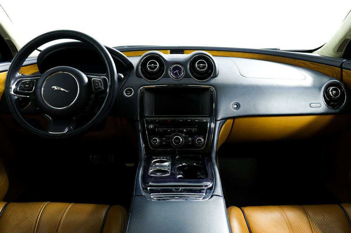 Купить Jaguar XJ с пробегом. Фото: #10