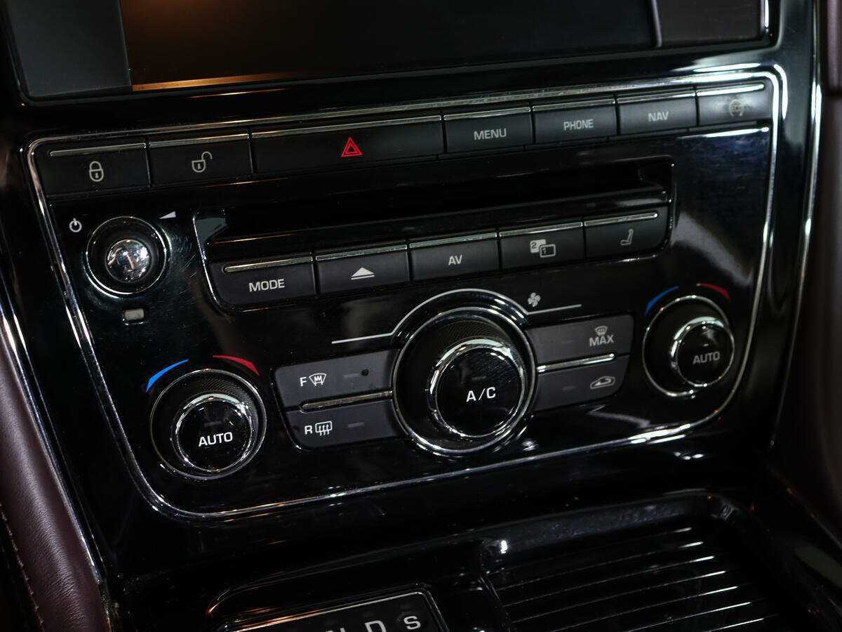 Купить Jaguar XJ с пробегом. Фото: #32